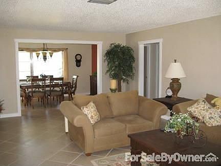 Living Room/Dining Room : Picture taken at front door