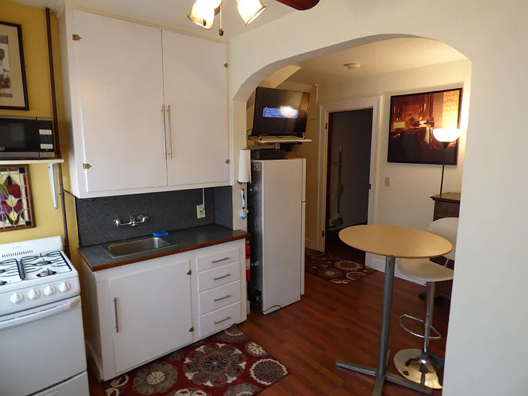 2121 Colby Ave #4 — Photo 4