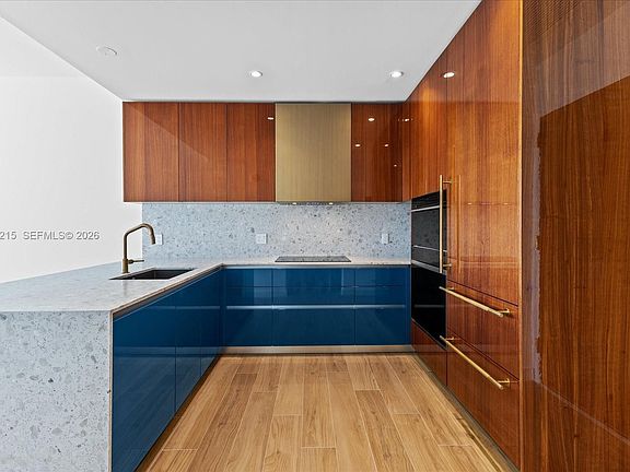 4th image of 2678 Tigertail Ave #1605