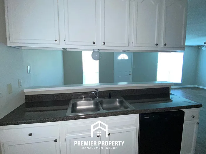 2584 Parkview Dr — Photo 5