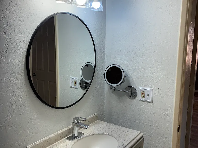 923 N Swan Rd #201 — Photo 2