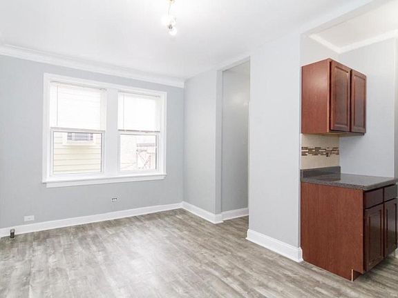 2nd image of 4071 N Kenmore Ave #3S
