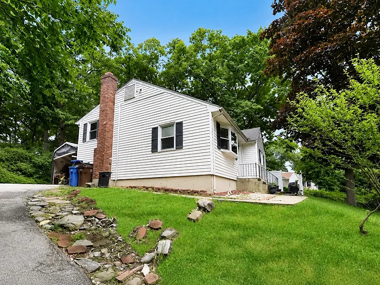 83 Plaskon Dr — Photo 2