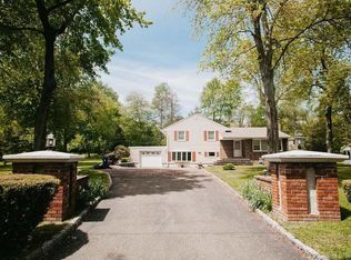 8 Fulmar Ln, Norwalk, CT 06850