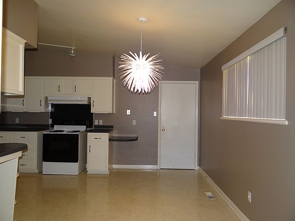 3rd image of 2729 Manchester Dr