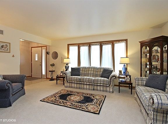 2nd image of 17006 Amherst Ln
