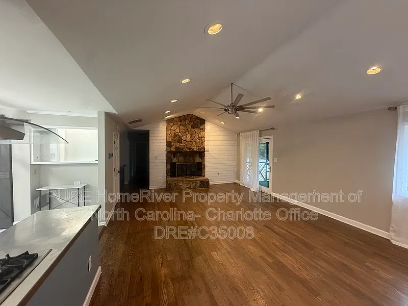 4 bed, 3.0 bath, 1449 sqft, $2,400 — Photo 4