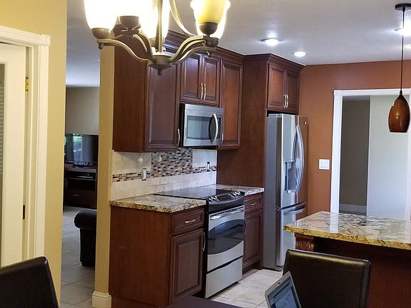 4th image of 717 Blackmer Cir