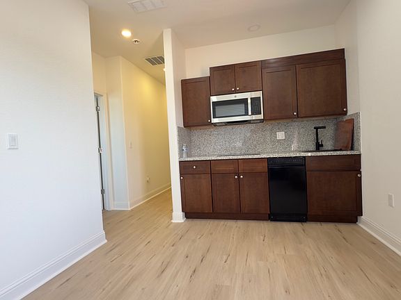5th image of 3252 Deer Oak St #2