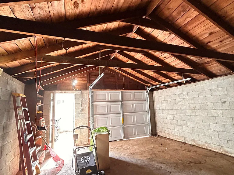 1605 Earl Ave — Photo 6