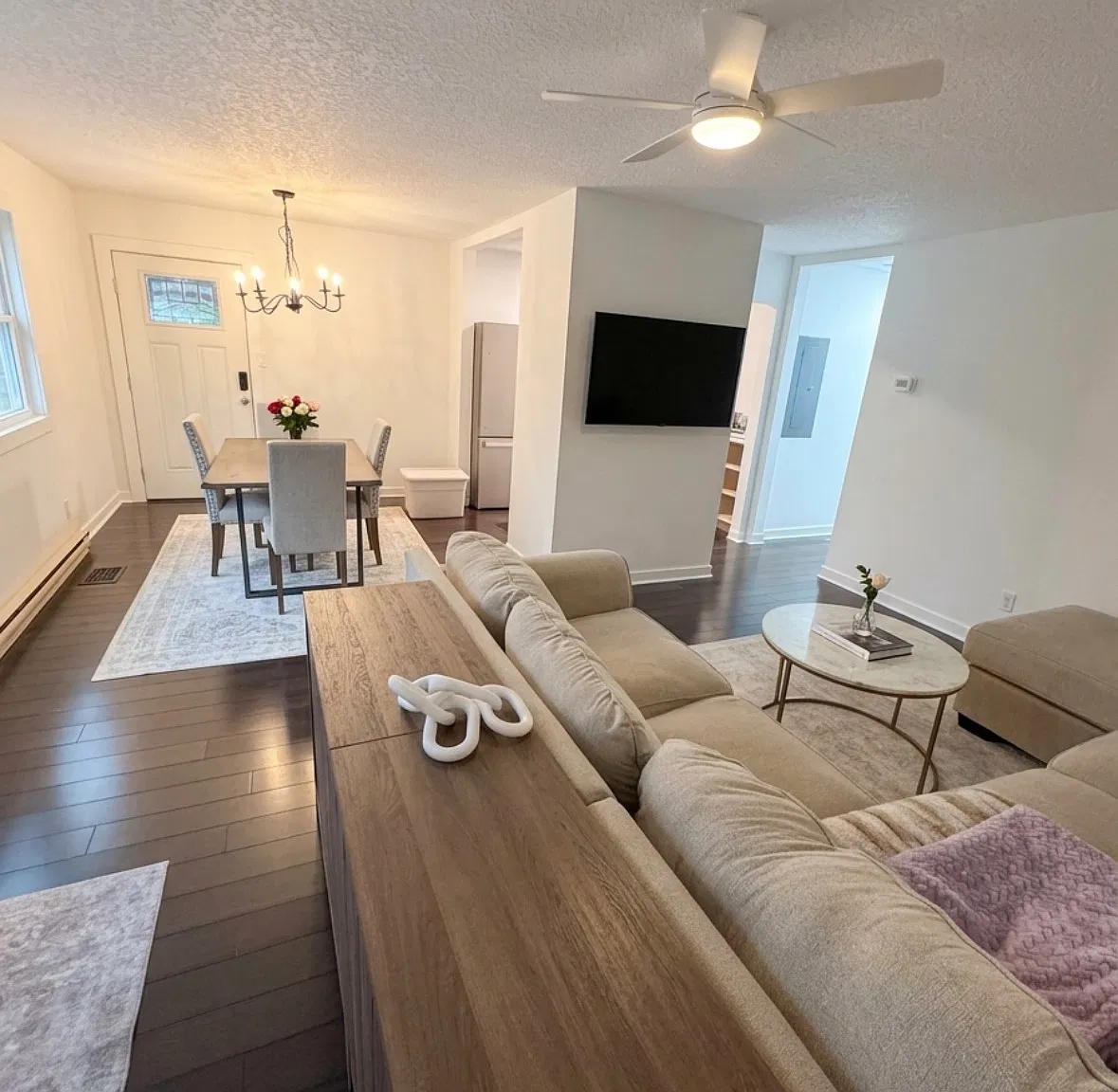 3 bed, 924 sqft, $2,300 — Photo 1
