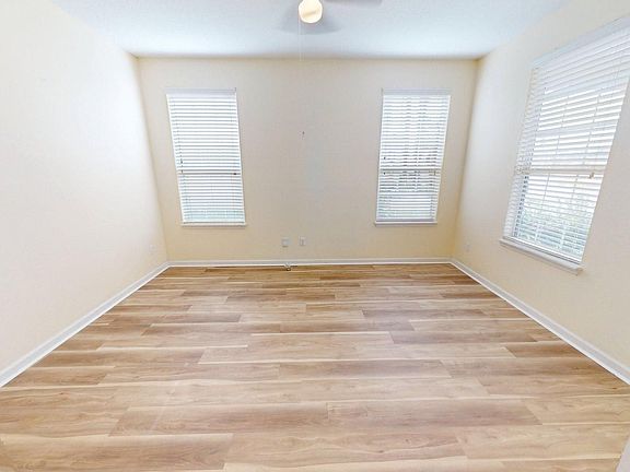 4th image of 15707 Lexington Park Blvd