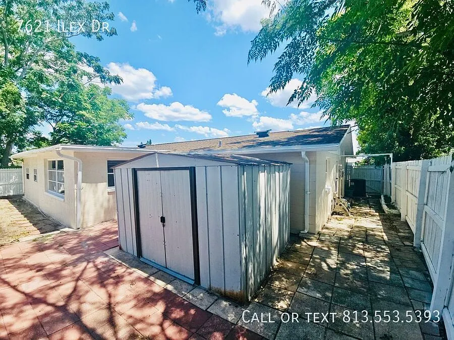 Spacious 3BR Home with Fenced Yard & Family Room in Port Richey — Photo 4