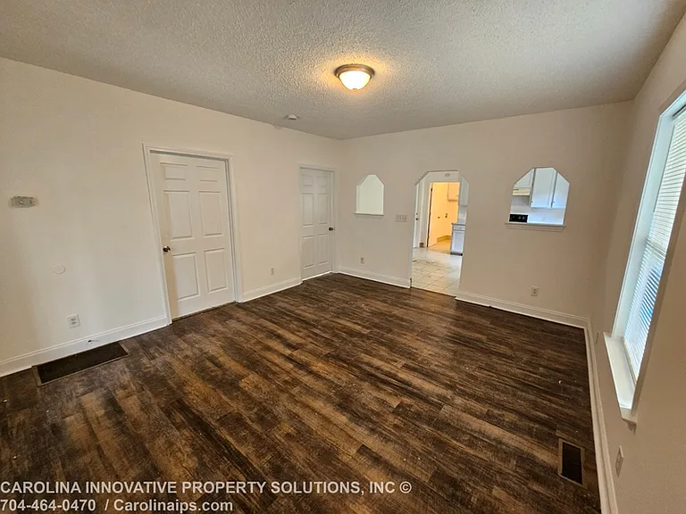 610 N Pear St — Photo 5