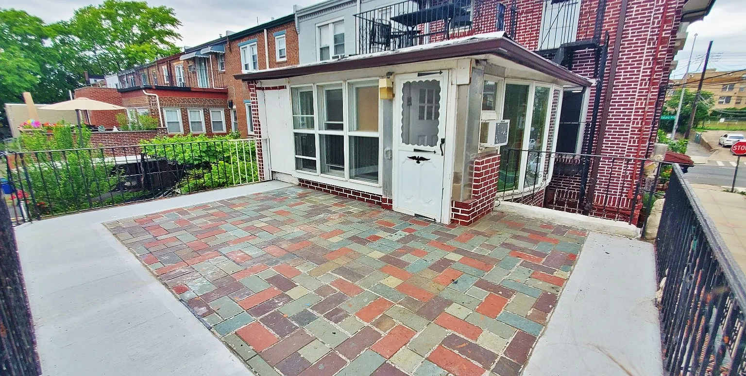 25-20 Ditmars Boulevard — Photo 1