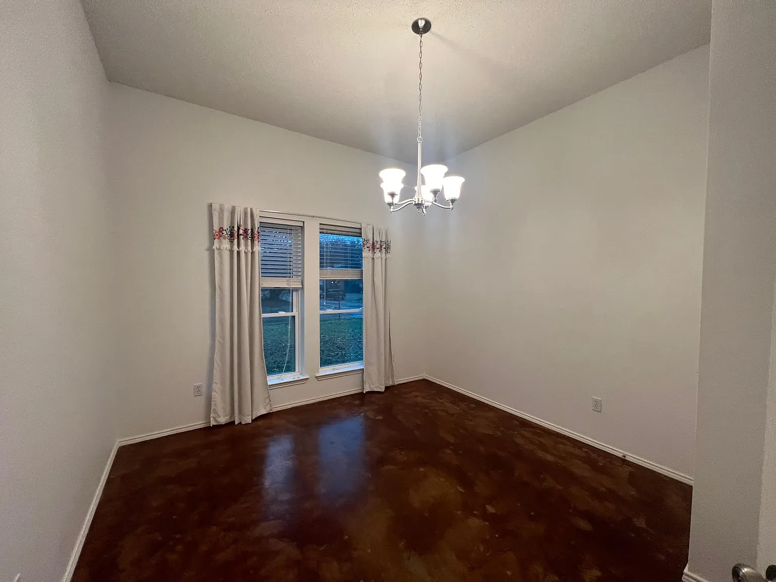 5 bed, 1953 sqft, $3,500 — Photo 2