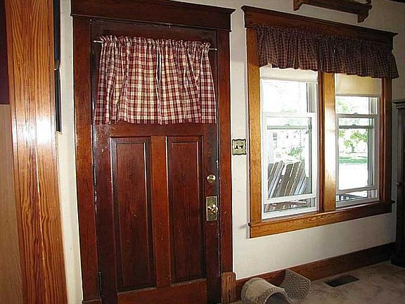 3rd image of 623 S Walnut St