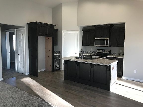 3rd image of 721 Garnet Dr