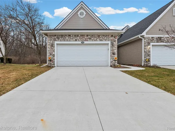 3568 Grove Ln, Auburn Hills, MI 48326