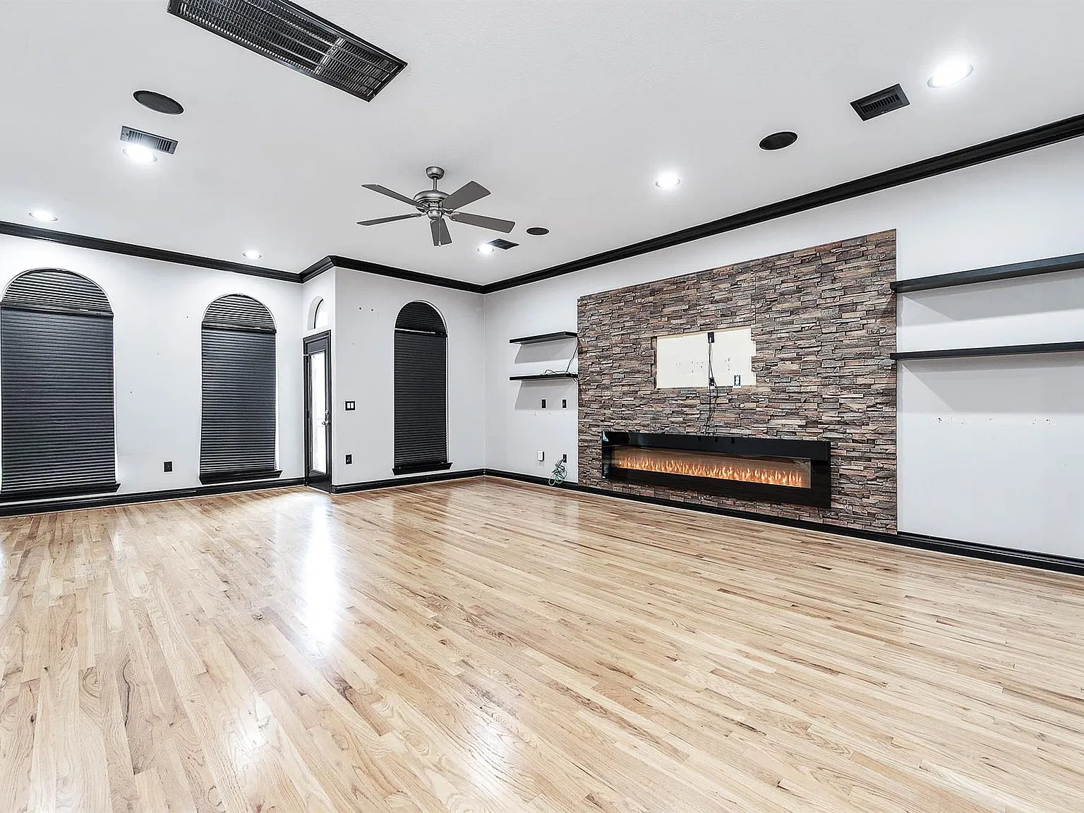 3 bed, 3.5 bath, 2196 sqft, $2,300 — Photo 2