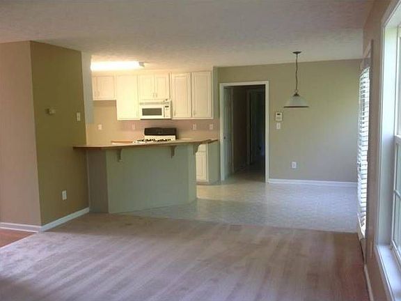 FAMILY RM OPEN TO KITCHEN