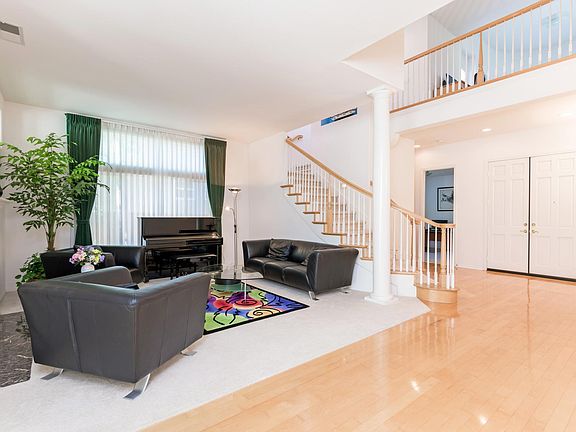 4th image of 5075 Sterling Grove Ln