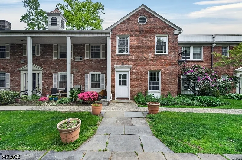2 bed, 1.0 bath, $3,200 — Photo 3