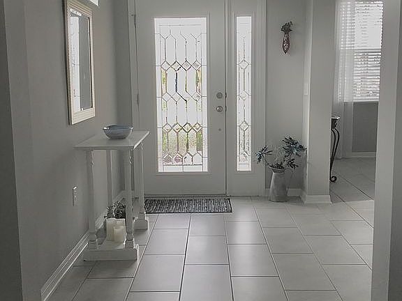 Foyer light and bright.