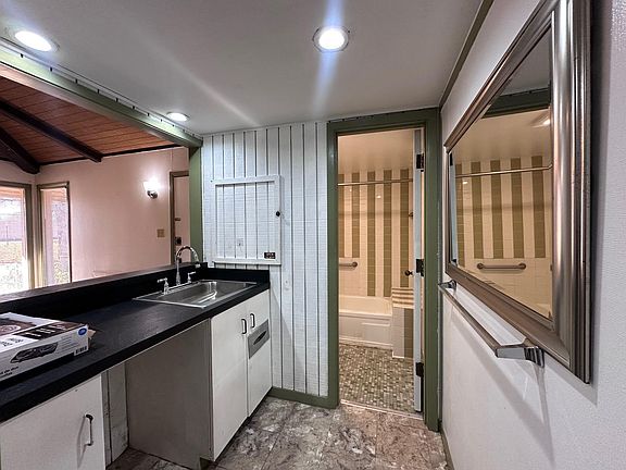 5th image of 126 Conference Dr APT 209