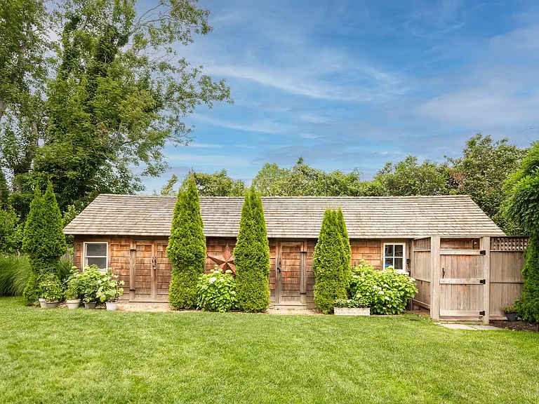 135 Meeting House Ln — Photo 40