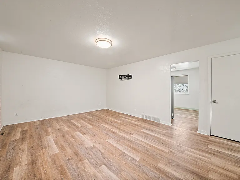1070 S Coffman St — Photo 3