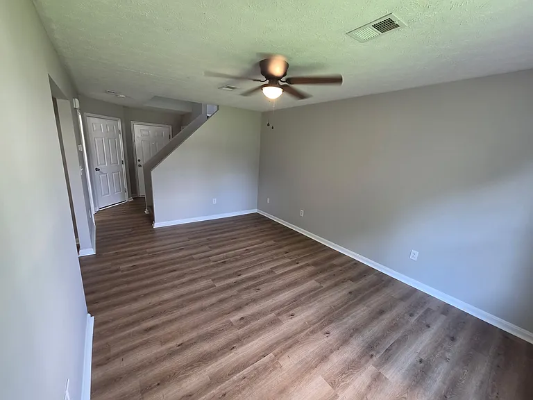 115 Karen Ct — Photo 2