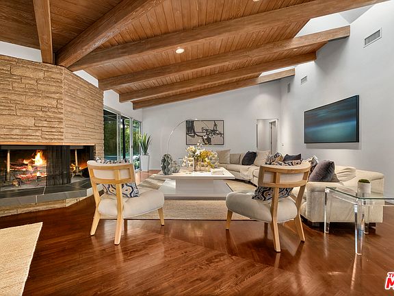 3rd image of 3205 Oakdell Ln