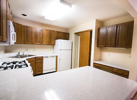 5th image of 142 Carmel Ave W