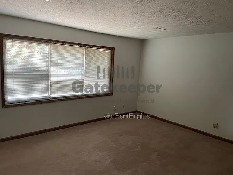 100 Sandown Dr — Photo 11