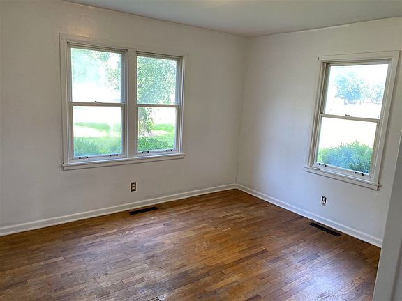 4th image of 301 Eunice St