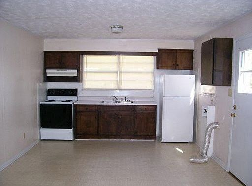 2nd image of 1215 Humphries St