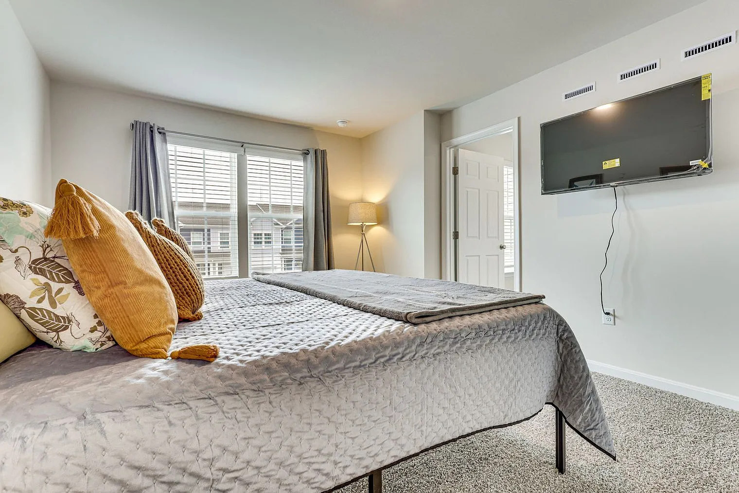 3 bed, 2.0 bath, 1496 sqft, $3,580 — Photo 3