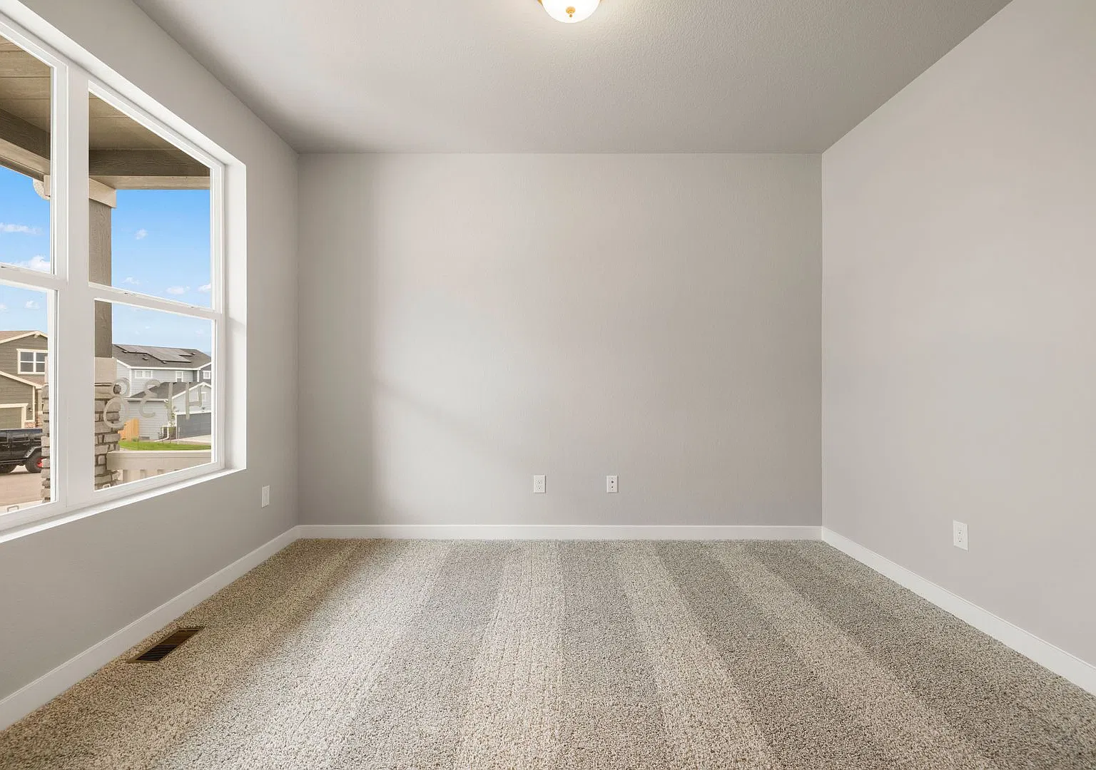 Beautiful 3-Bedroom Home with Modern Finishes & 2-Car Garage! — Photo 4