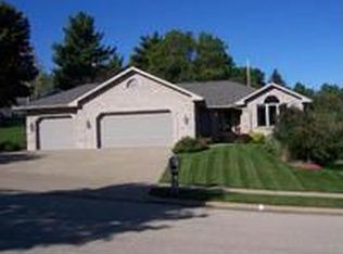 1745 Geraldine Dr, Dubuque, IA 52003