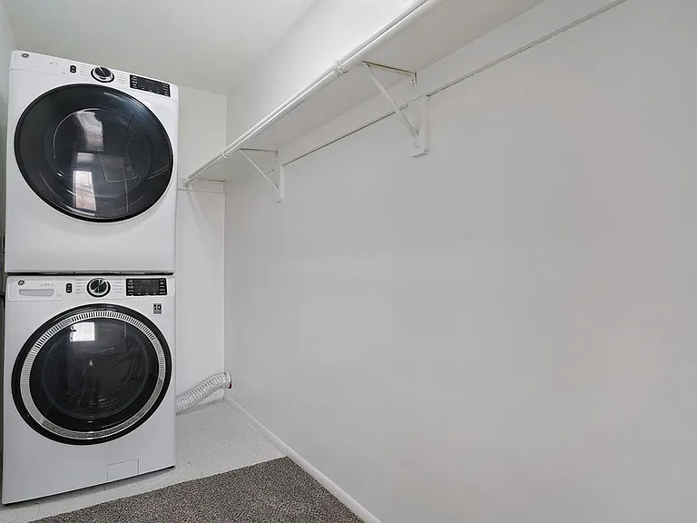Falcon Park Apartments — Photo 9