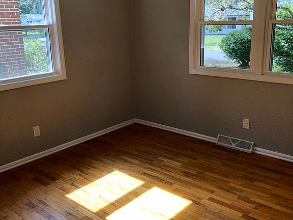 5th image of 1342 Howell St