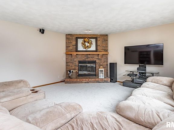 5th image of 41 Pennsylvania Ct