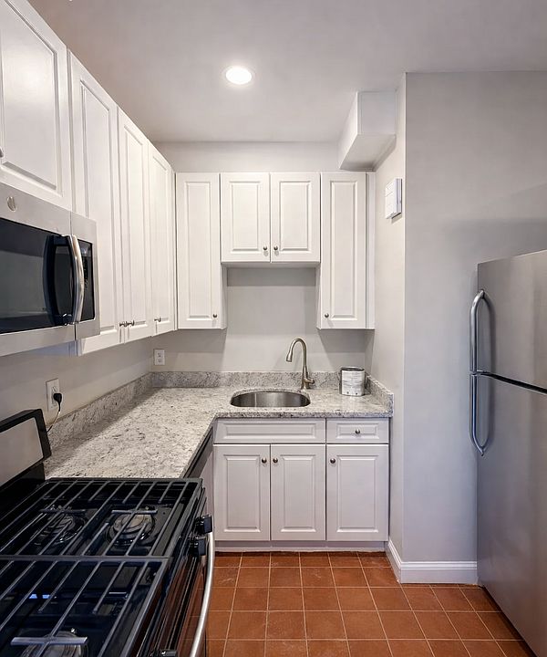 1st image of 604 Chapel St #6