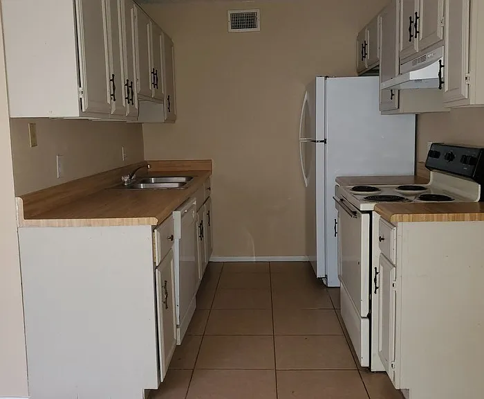 502 E Davis St #22 — Photo 10