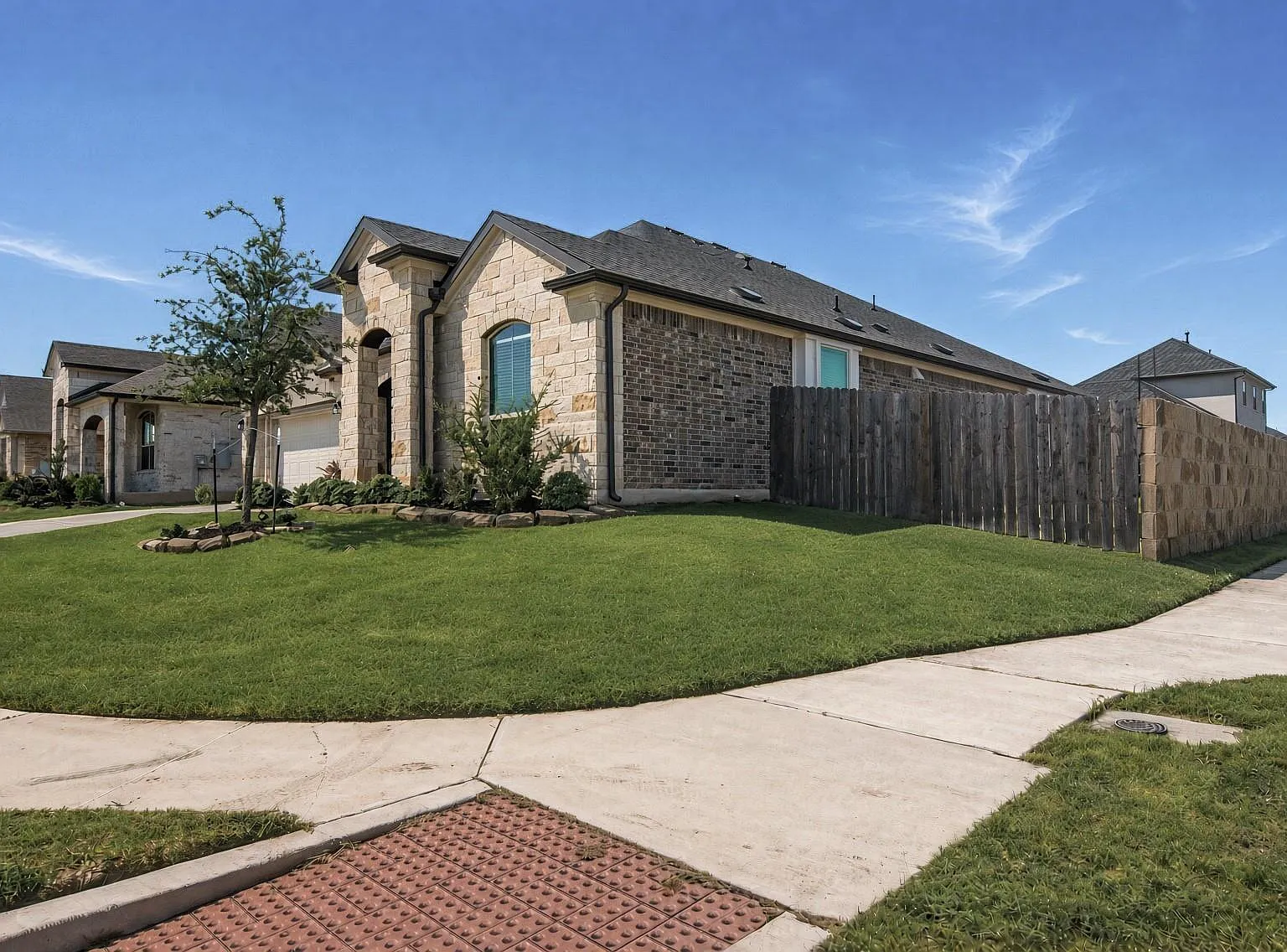 4 bed, 3.0 bath, 2824 sqft, $3,000 — Photo 2