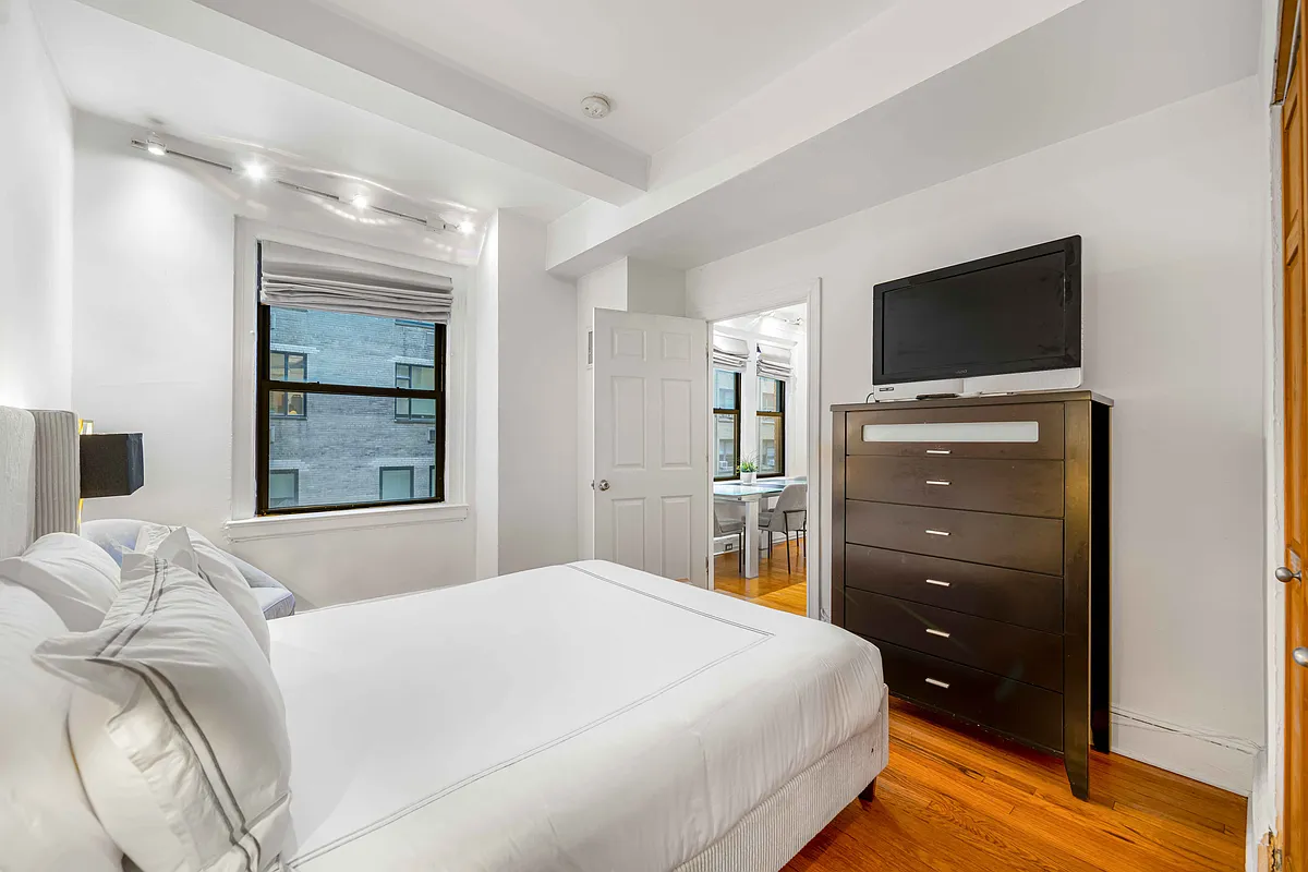 Building Photo - 145 W 58th St #3A