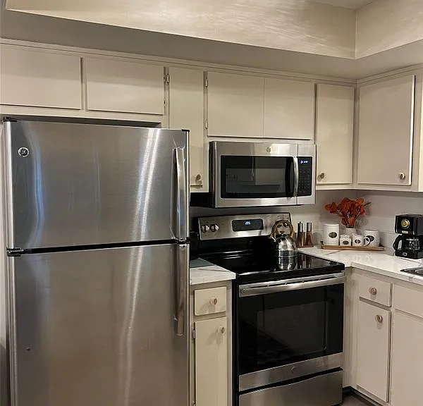 919 SE 14th St #B — Photo 3