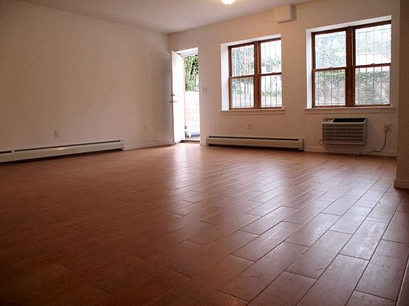 5th image of 2536 38th St APT 1R