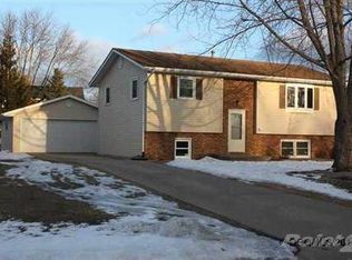 117 Elmwood Ct, Epworth, IA 52045